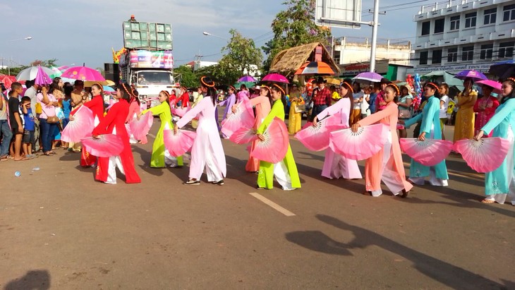 ລາຍການຟ້ອນວີ ຂອງ ຊາວ ຫວຽດນາມ ຢູ່ເມືອງ ພັງຄົນ ແຂວງ ຊາຄອນນະຄອນ ປະເທດໄທ - ảnh 10