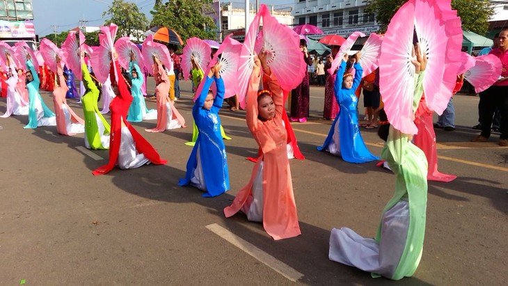 ລາຍການຟ້ອນວີ ຂອງ ຊາວ ຫວຽດນາມ ຢູ່ເມືອງ ພັງຄົນ ແຂວງ ຊາຄອນນະຄອນ ປະເທດໄທ - ảnh 8