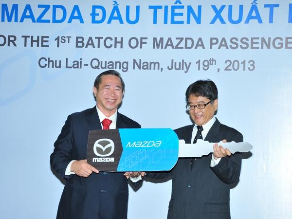 Vina Mazda ສົ່ງລົດໂອໂຕ Mazda ທຳອິດໄປຍັງລາວ - ảnh 1