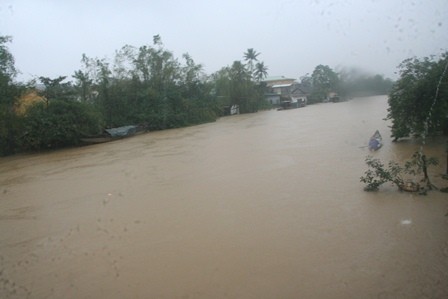 ນາຍົກລັດຖະມົນຕີຊີ້ນຳການແກ້ໄຂຜົນຮ້າຍຢ້ອນຫຼັງຈາກຝົນຕົກນ້ຳຖ້ວມຢູ່ພາກກາງ,ໄຕງວຽນ - ảnh 1