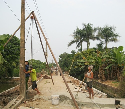 ຕາແສງດົງຖໍ້ ເສີມຂະຫຍາຍກຳລັງແຮງຂອງປະຊາຊົນໃນການກໍ່ສ້າງຊົນນະບົດໃໝ່ - ảnh 1