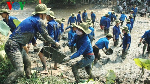 ໄວໜຸ່ມບັກນິງ ຮ່ວມແຮງກໍ່ສ້າງຊົນນະບົດໃໝ່ - ảnh 2