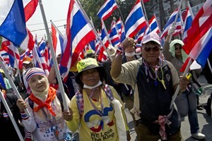 ຜູ້ແຫ່ຂະບວນປະທ້ວງ ປິດລ້ອມບັນດາສະຖານ ທີ່ປ່ອນບັດກ່ອນ ກຳນົດເວລາຢູ່ໄທ - ảnh 1