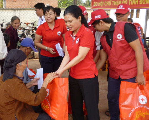 ບັນດາຄະນະ,ຂະ ແໜງການ,ທ້ອງຖິ່ນ ຕ່າງໆເບິ່ງແຍງຜູ້ ທຸກຍາກ,ຜູ້ອອກ ແຮງງານໃນໂອກາດ ບຸນປີໃໝ່ປະຈຳຊາດ - ảnh 1