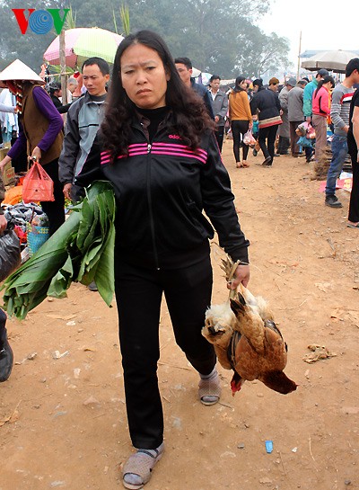 ຕະຫຼາດເຂດບ້ານນາໃນໂອກາດບຸນເຕັດ - ảnh 14