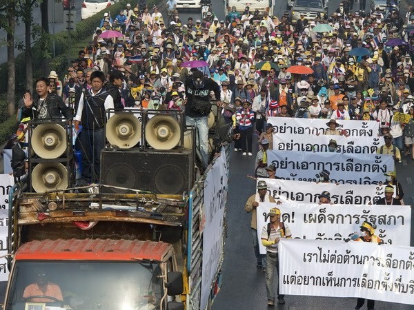 ໄທ:ຜູ້ນຳຈັດການແຫ່ຂະບວນປະທ້ວງຖະແຫຼງປະຕິບັດບັ້ນເຄື່ອນໄຫວກະທຳເຮັດໃຫ້ນະຄອນຫຼວງບາງກອກຢຸດການເຄື່ອນໄຫວ - ảnh 1