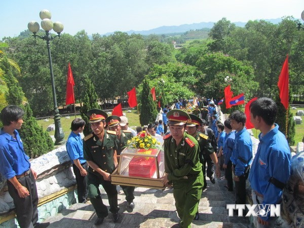 ຮ່າຕິ້ງ: ພິທີໄຫວ້ອາໄລ, ປົງອັດຖິທະຫານອາສາສະໝັກ ແລະ ນັກຊ່ຽວຊານຫວຽດນາມ ທີ່ເສຍສະຫຼະຊີວິດຢູ່ລາວ - ảnh 1