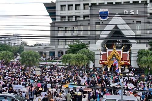 ຜູ້ນຳການແຫ່ຂະບວນປະທ້ວງໄທຖະແຫຼງຢຸດຕິ ບັ້ນຕໍ່ສູ້ຖ້າຫາກບໍ່ມີຜູ້ເຂົ້າຮ່ວມຢ່າງພຽງພໍ - ảnh 1