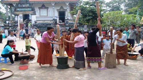 ໝູ່ບ້ານຜະລິດເຂົ້າເໝົ້າບາຊໍຕ້ອນຮັບບຸນ Okombok - ảnh 3