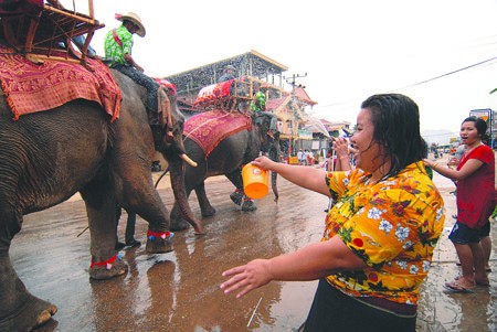 ປະຊາຊົນລາວຕ້ອນຮັບບຸນປີໃຫມ່ພສ2558ຢ່າງເບິກບານມ່ວນຊື່ນ - ảnh 1