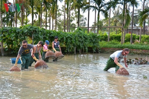 ຢູ່ເຂດບ້ານນາຊາວກະສິກອນເຮັດອາຊີບເປັນຜູ້ນຳທ່ຽວ - ảnh 2