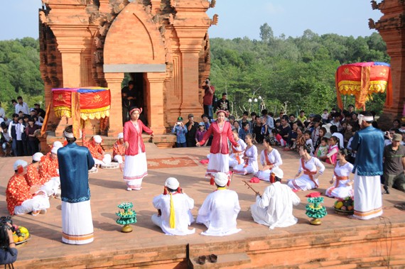 ພໍ່ແມ່ພີ່ນ້ອງຊາວເຜົ່າຈຳ, ແຂວງນິງທ້ວນຕ້ອນຮັບບຸນປີໃໝ່ Kate - ảnh 1