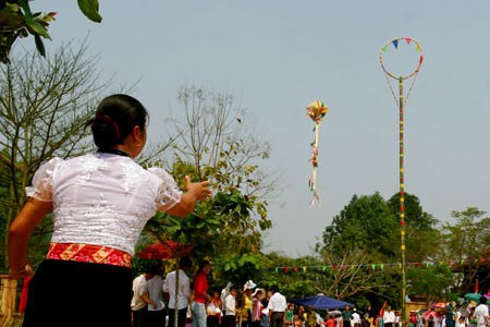 ໂຍນໝາກຄອນ, ການລະຫລິ້ນພື້ນເມືອງຂອງຊາວເຜົ່າຜູ້ໄທ - ảnh 2