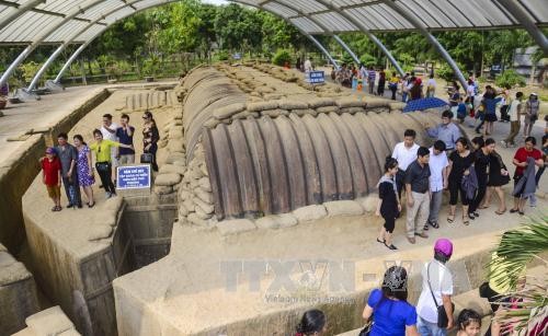 ທ້ອງຖິ່ນຕ່າງໆດຶງດູດແຂກທ່ອງທ່ຽວເປັນຈຳນວນຫຼາຍໃນໂອກາດວັນ30/04ແລະ01/05 - ảnh 1