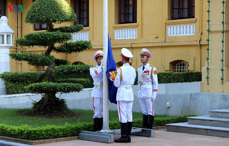 ພິທີຊັກທຸງອາຊຽນຢູ່ຮ່າໂນ້ຍເນື່ອງໃນໂອກາດສະເຫຼີມສະຫຼອງ49ປີແຫ່ງວັນສ້າງຕັ້ງອາຊຽນ - ảnh 3