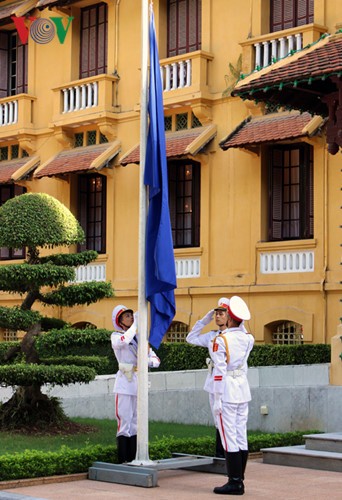 ພິທີຊັກທຸງອາຊຽນຢູ່ຮ່າໂນ້ຍເນື່ອງໃນໂອກາດສະເຫຼີມສະຫຼອງ49ປີແຫ່ງວັນສ້າງຕັ້ງອາຊຽນ - ảnh 4