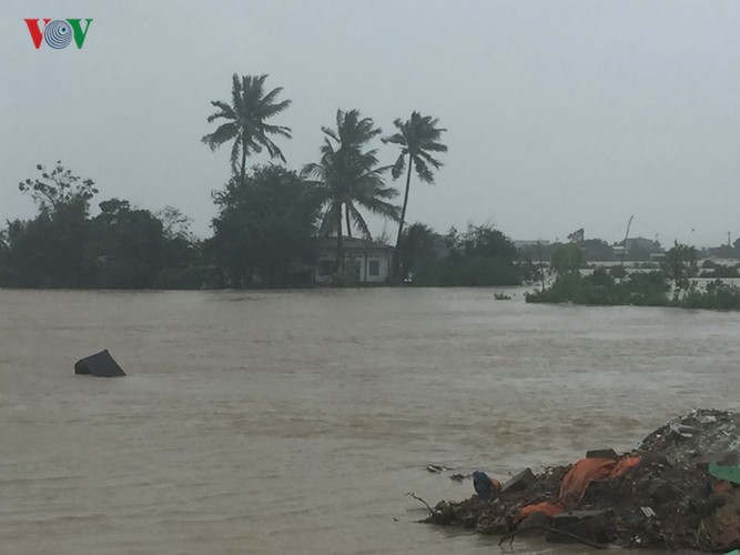 ແບ່ງເບົາຄວາມໂສກເສົ້າຕໍ່ຄວາມເສຍກັບທາງດ້ານຈິດໃຈແລະວັດຖຸຂອງພໍ່ແມ່ປະຊາຊົນບັນດາແຂວງພາກກາງ - ảnh 1