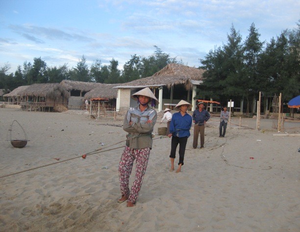 Das Alltagsleben der Fischer am Strand von Hai Hoa in der Provinz Thanh Hoa - ảnh 3