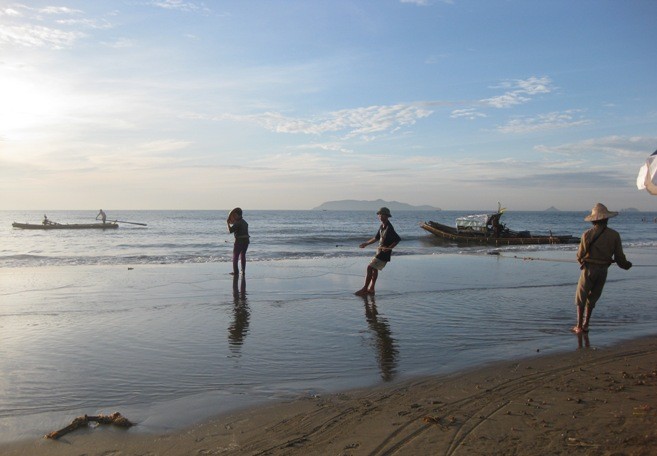 Das Alltagsleben der Fischer am Strand von Hai Hoa in der Provinz Thanh Hoa - ảnh 4