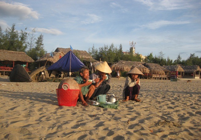 Das Alltagsleben der Fischer am Strand von Hai Hoa in der Provinz Thanh Hoa - ảnh 9