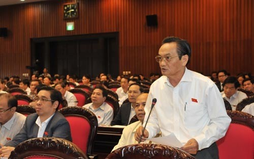 Abgeordnete diskutieren die wirtschaftliche und gesellschaftliche Entwicklung - ảnh 1