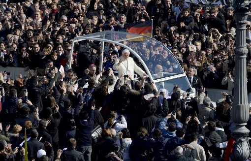 Papst Benedikt verabschiedet Gläubige - ảnh 1