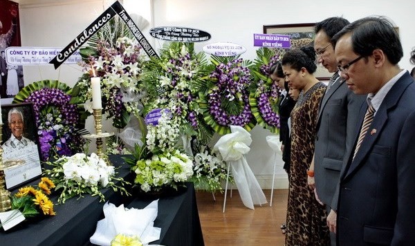 Kondolenzbesuch für den verstorbenen südafrikanischen Präsidenten Nelson Mandela in Vietnam - ảnh 1