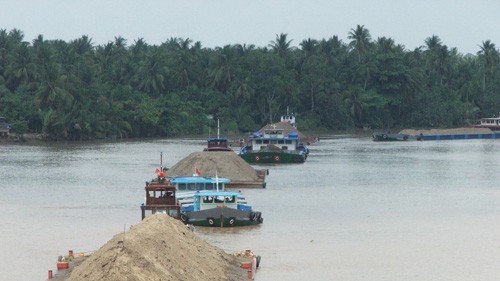 Das Parlament berät über das geänderte inländische Wasserstraßengesetz - ảnh 1