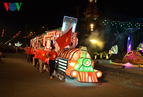 Der riesige Laternenumzug zum Mondfest in der Provinz Tuyen Quang - ảnh 9