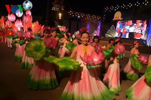 Der riesige Laternenumzug zum Mondfest in der Provinz Tuyen Quang - ảnh 13