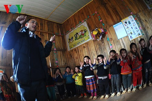 Ein junger Erzieher im Kindergarten im Bergkreis Mu Cang Chai - ảnh 2