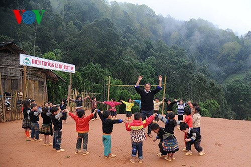 Ein junger Erzieher im Kindergarten im Bergkreis Mu Cang Chai - ảnh 7