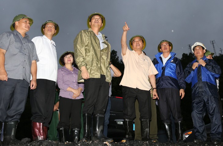 Vize-Premierminister Nguyen Xuan Phuc leitet den Naturkatastrophenschutz in Quang Ninh - ảnh 1