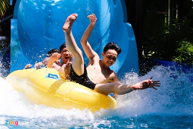 38 Grad Celsius – Saigoner stürmen in die Wasserparks - ảnh 13