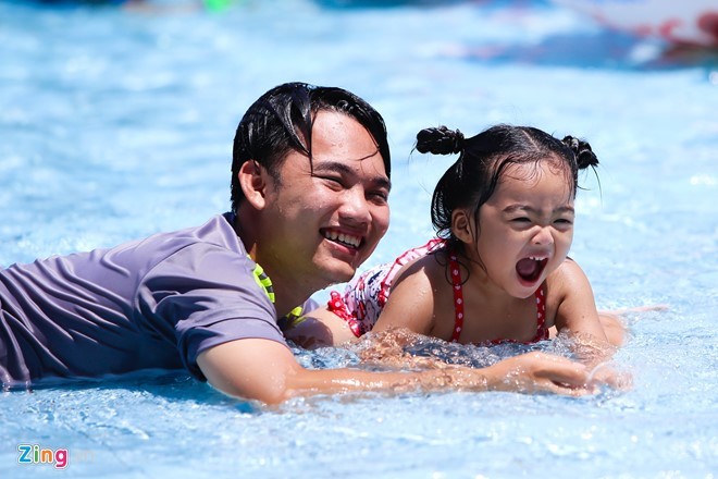 38 Grad Celsius – Saigoner stürmen in die Wasserparks - ảnh 3