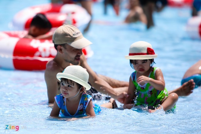 38 Grad Celsius – Saigoner stürmen in die Wasserparks - ảnh 4