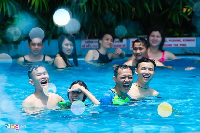 38 Grad Celsius – Saigoner stürmen in die Wasserparks - ảnh 6