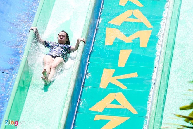 38 Grad Celsius – Saigoner stürmen in die Wasserparks - ảnh 8