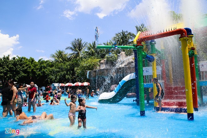 38 Grad Celsius – Saigoner stürmen in die Wasserparks - ảnh 9