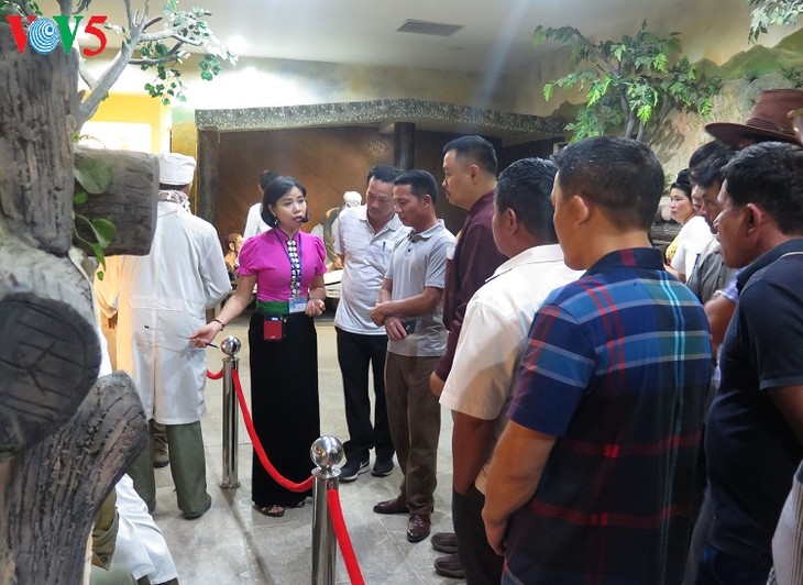 Tausende Touristen besuchen Dien Bien zum Sieg der damaligen Dien Bien Phu-Schlachts - ảnh 1