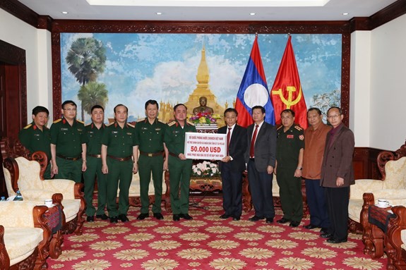 Das Verteidigungsministerium unterstützt das laotische Volk beim Dammbruch  - ảnh 1
