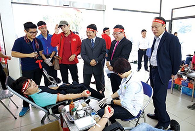 Der rote Sonntag zur Blutspende - ảnh 1