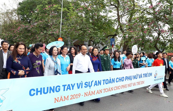 Premierminister: Das Glück und die Sicherheit von Frauen und Kindern sind Ziele der Arbeit - ảnh 1