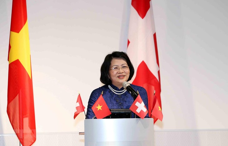 Vize-Staatspräsidentin Dang Thi Ngoc Thinh trifft vietnamesische Studierende und Akademiker in der Schweiz - ảnh 1