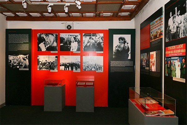 Sonderausstellung über Beiträge der vietnamesischen Revolutionäre - ảnh 2