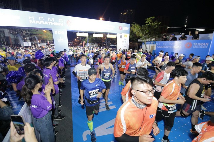 Pham Thi Hong Le ist die Siegerin beim Marathonlauf in Ho-Chi-Minh-Stadt - ảnh 1