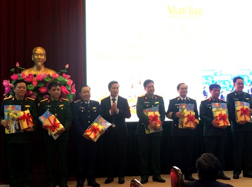 Die Nhan-Dan-Zeitung schenkt den Soldaten auf den Inseln und an der Grenze Bücher - ảnh 1