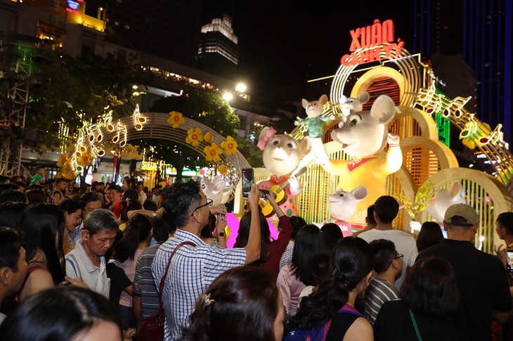 Die Blumenstraße Nguyen Hue in Ho-Chi-Minh-Stadt zieht zahlreiche Touristen an - ảnh 1