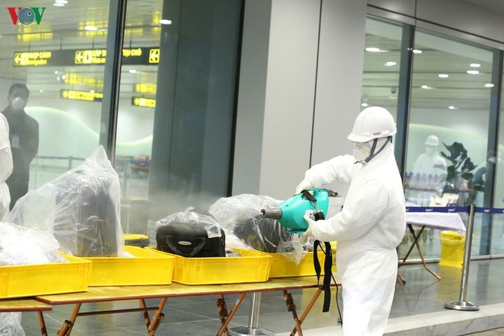 Vietnamesen werden per Flugzeug aus der chinesischen Stadt Wuhan nach Vietnam gebracht - ảnh 11
