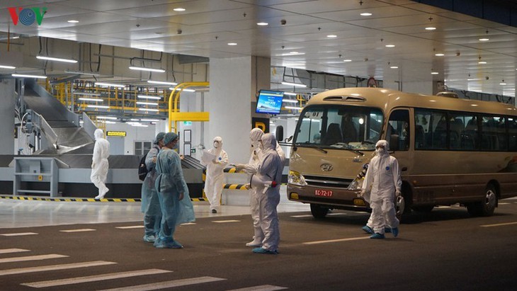 Vietnamesen werden per Flugzeug aus der chinesischen Stadt Wuhan nach Vietnam gebracht - ảnh 14